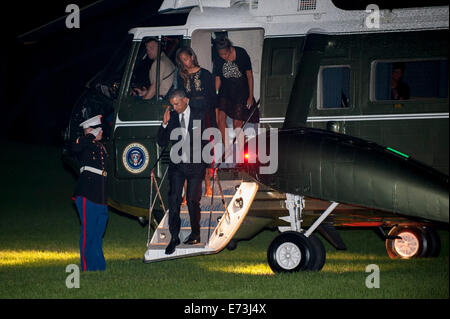 US-Präsident Barack Obama begrüßt die Marine Guard als er und Töchter Malia und Sasha aussteigen auf Sonntag, 31. August 2014 auf dem South Lawn des weißen Hauses in Washington, District Of Columbia, Vereinigte Staaten Marine One. Die erste Familie reiste nach Westchester County, New York an der Hochzeit von senior Policy Advisor für Ernährungspolitik und lassen Sie uns bewegen Executive Director, Sam Kass, MSNBC Host Alex Wagner. Bildnachweis: Pete Marovich / über CNP/Dpa - NO WIRE SERVICE - Pool Stockfoto