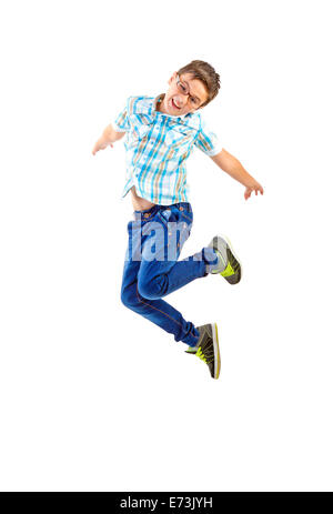 Kleiner Junge springt auf weißen Hintergrund isoliert Stockfoto