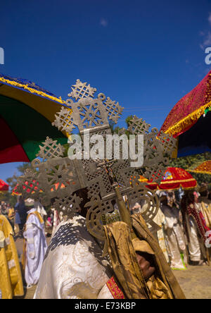 Äthiopische orthodoxe Priester ein Kreuz haltend, während des Festivals bunt Timkat Epiphanie, Lalibela, Äthiopien Stockfoto