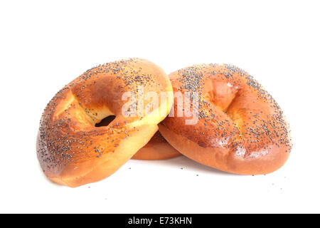 Bagel mit Mohn auf weißem Hintergrund Stockfoto