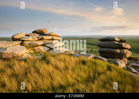 Letztes Licht, das auf einem Stapel von Steinen auf Stowes Hill, Bodmin Moor, Cornwall. Stockfoto
