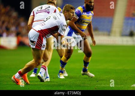 Wigan, England. 05. Sep, 2014. Super League-Rugby. Wigan Warriors gegen Leeds Rhinos. Michael McIlorum von Wigan Warriors geht der Ball Credit: Action Plus Sport/Alamy Live News Stockfoto