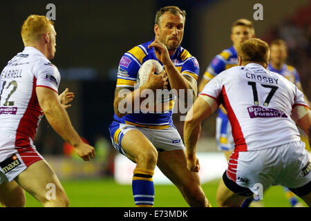 Wigan, England. 05. Sep, 2014. Super League-Rugby. Wigan Warriors gegen Leeds Rhinos. Jamie Peacock von Leeds Rhinos läuft im Wigan Verteidigung Credit: Action Plus Sport/Alamy Live News Stockfoto