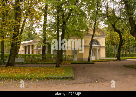 Park-Pavillon mit Herbst Pflanzen und Bäumen. September-Tagesansicht in der alten St.Peterburg Park Stockfoto