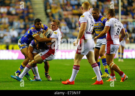 Wigan, England. 05. Sep, 2014. Super League-Rugby. Wigan Warriors gegen Leeds Rhinos. Dan Sarginson von Wigan Warriors angegangen Credit: Action Plus Sport/Alamy Live News Stockfoto