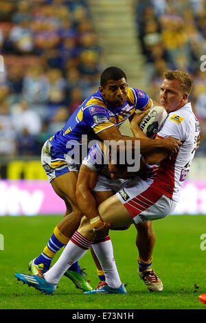 Wigan, England. 05. Sep, 2014. Super League-Rugby. Wigan Warriors gegen Leeds Rhinos. Dan Sarginson von Wigan Warriors angegangen Credit: Action Plus Sport/Alamy Live News Stockfoto