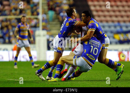 Wigan, England. 05. Sep, 2014. Super League-Rugby. Wigan Warriors gegen Leeds Rhinos. Kevin Sinfield des Leeds Rhinos und Jamie Peacock von Leeds Rhinos stoppen den Wigan Angriff Credit: Action Plus Sport/Alamy Live News Stockfoto