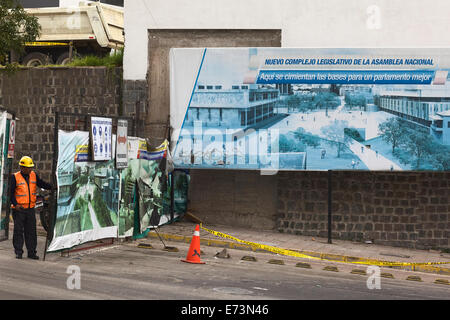 Nicht identifizierte Person am Eingang der Baustelle des neuen legislativen Complex in Quito, Ecuador Stockfoto