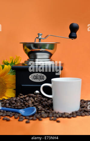 Kaffeemühle und Kaffeekörner Stockfoto