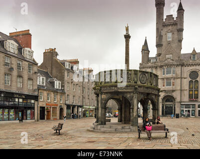 CASTLEGATE ABERDEEN SCOTLAND UND DEM MARKT KREUZ IN FORGROUND MIT REIHE VON LÄDEN UND HÄUSER HINTER Stockfoto