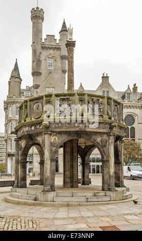 CASTLEGATE ABERDEEN SCOTLAND UND DEM MARKT ZU ÜBERQUEREN, IN DIE FORGROUND Stockfoto