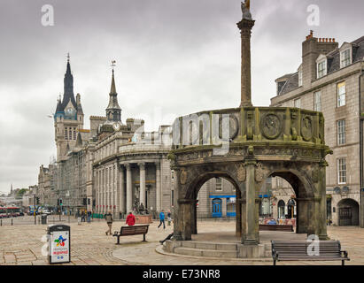 MARKT-KREUZ IN CASTLEGATE ABERDEEN SCOTLAND BLICK AUF UNION STREET Stockfoto