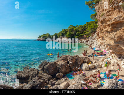 Touristen an einem Strand in Jagodna Dorf, Insel Hvar, Kroatien Stockfoto