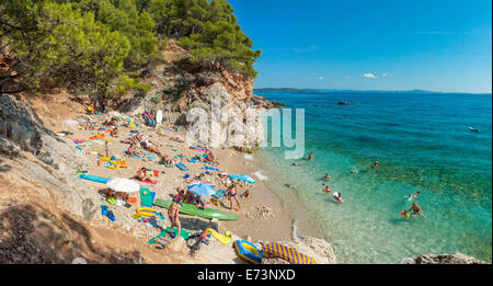 Touristen an einem Strand in Jagodna Dorf, Insel Hvar, Kroatien Stockfoto