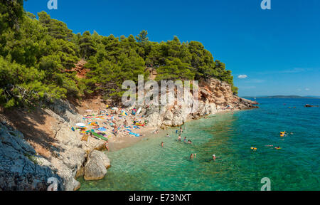 Touristen an einem Strand in Jagodna Dorf, Insel Hvar, Kroatien Stockfoto