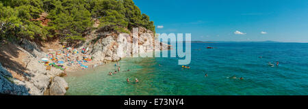 Touristen an einem Strand in Jagodna Dorf, Insel Hvar, Kroatien Stockfoto