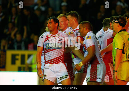 Wigan, England. 05. Sep, 2014. Super League-Rugby. Wigan Warriors gegen Leeds Rhinos. Matty Smith von Wigan Warriors feiert Ben Flower versuchen Credit: Action Plus Sport/Alamy Live News Stockfoto