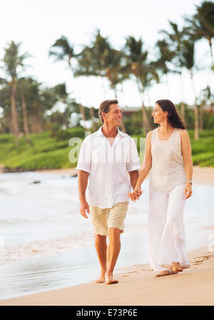Romantische älteres paar Spaziergang am Strand Stockfoto