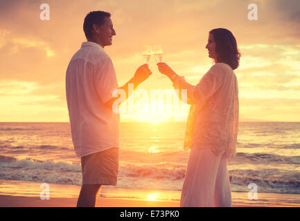 Romantik im Ruhestand paar Champagner trinken, im Urlaub zu feiern Stockfoto