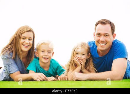 Porträt der glückliche Familie draußen auf dem Rasen Stockfoto
