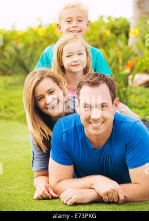 Glückliche Familie draußen auf dem Rasen Stockfoto
