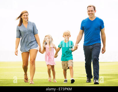 Glückliche Familie draußen auf dem Rasen Stockfoto