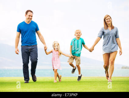 Glückliche Familie draußen auf dem Rasen Stockfoto