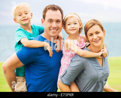 Porträt der glückliche Familie außerhalb Stockfoto