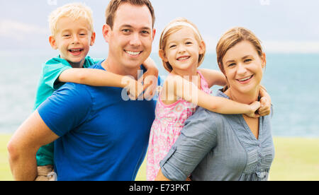 Porträt der glückliche Familie draußen auf dem Rasen Stockfoto