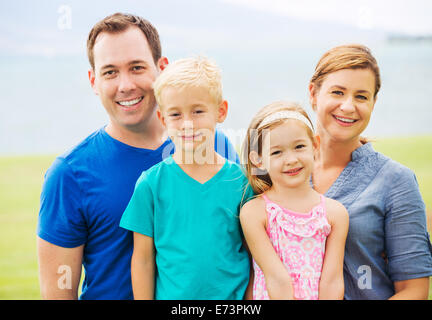 Porträt der glückliche Familie außerhalb Stockfoto