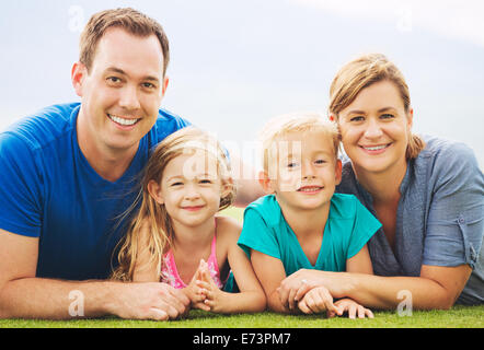 Porträt der glückliche Familie draußen auf dem Rasen Stockfoto
