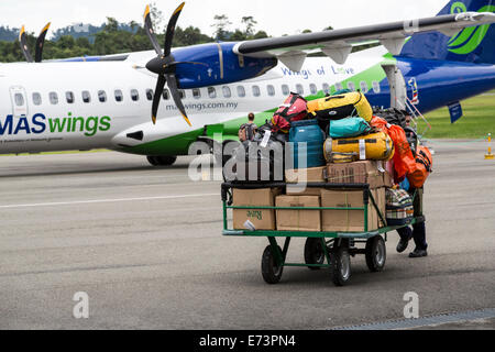 Gepäckabfertigung am Flughafen, Mulu, Malaysia Stockfoto