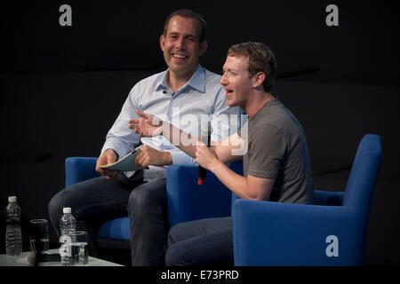 Mexico City, Mexiko. 5. Sep, 2014. US-amerikanischer Programmierer und Internet Unternehmer, Mark Zuckerberg (R), beteiligt sich an der Mexiko XXI Jahrhundert Forum, organisiert von TELMEX-Stiftung, im Auditorio Nacional in Mexiko-Stadt, Hauptstadt von Mexiko, am 5. September 2014 statt. Bildnachweis: Alejandro Ayala/Xinhua/Alamy Live-Nachrichten Stockfoto