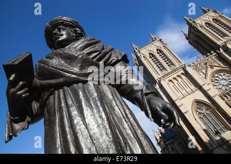 England, Bristol, Statue von Raja Ram Mohan Roy vor der Kathedrale. Stockfoto