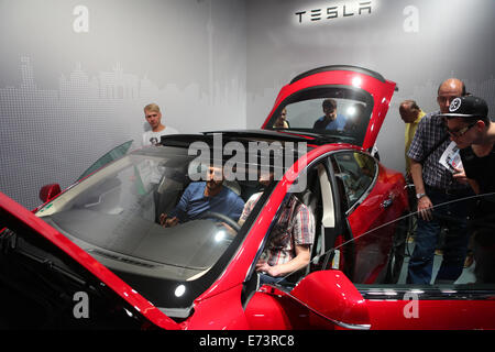 Berlin, Deutschland. 5. Sep, 2014. Besucher betrachten ein Tesla-Auto während der 54. IFA Consumer Electronics Messe in Berlin, Deutschland, am 5. September 2014. Der 54. IFA Consumer Electronics fair, Europas größte Unterhaltungselektronik und Haushaltsgeräte fair, startete am Freitag in Berlin, zeigt die neue Technologie-Trends in der Welt. Bildnachweis: Zhang Fan/Xinhua/Alamy Live-Nachrichten Stockfoto