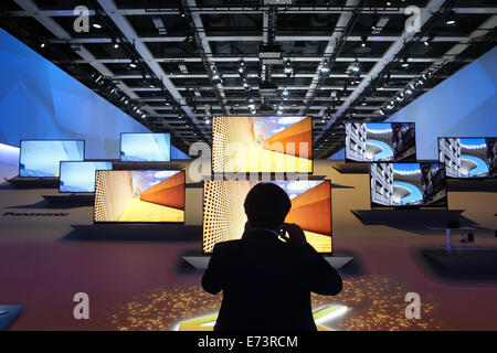 Berlin, Deutschland. 5. Sep, 2014. Ein Besucher nimmt Fotos von 4K intelligente Fernseher am Panasonic-Stand während der 54. IFA Consumer Electronics Messe in Berlin, Deutschland, am 5. September 2014. Der 54. IFA Consumer Electronics fair, Europas größte Unterhaltungselektronik und Haushaltsgeräte fair, startete am Freitag in Berlin, zeigt die neue Technologie-Trends in der Welt. Bildnachweis: Zhang Fan/Xinhua/Alamy Live-Nachrichten Stockfoto