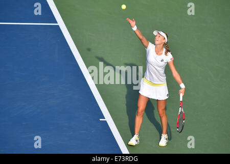 Flushing Meadows, New York, USA. 05. Sep, 2014. US Open Tennisturnier. Ekaterina Makarova (Rus) dient dazu, Serena Williams (USA) Williams gewann in geraden setzt Credit: Action Plus Sport/Alamy Live News Stockfoto