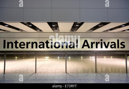 England, London, Heathrow Airport, verlassenen internationalen Ankunftshalle im Terminal 5 T5. Stockfoto