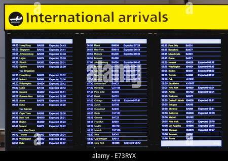 England, London, Heathrow Airport, internationalen Ankunftshalle im Terminal 5 T5 mit elektronischen Ankünfte Board. Stockfoto