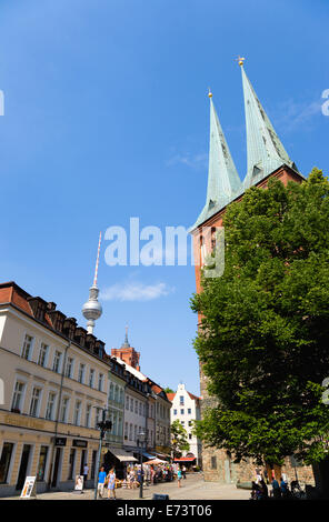 Deutschland, Berlin, Mitte, Altstadt St. Nikolaus, Nikolaiviertel, mit zwei Türmen der Nikolaikirche und Fernsehturm Fernsehturm. Stockfoto