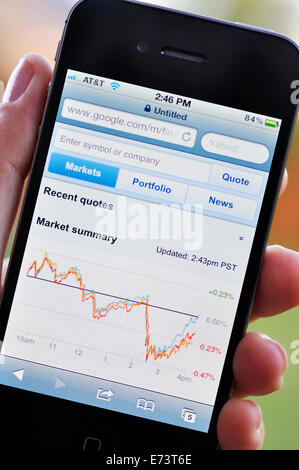 iPhone Bildschirm zeigt Börsen graph Stockfoto
