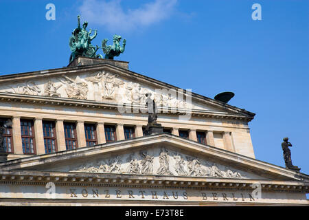 Deutschland, Berlin, Mitte, Konzerthaus Konzerthalle, Heimat des Berliner Sinfonie-Orchester mit einer Bronze-Statue des Apollo. Stockfoto