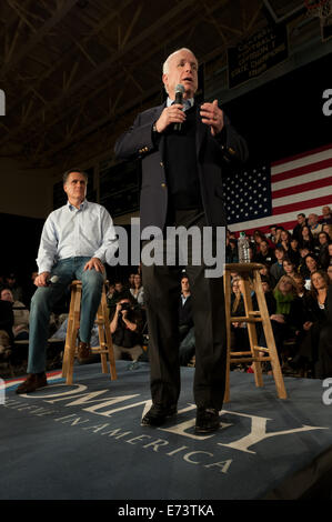 Ehemalige Präsidentschaftskandidat Senator John McCain befürwortet Präsidenten hoffnungsvollen Mitt Romney in Manchester, NH. 04.01.20 Stockfoto