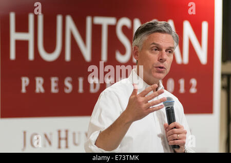 Presidential hoffnungsvollen Jon Huntsman spricht mit potentiellen Unterstützern bei einem Rathaus Stil treffen am 02.01.2012 in Dover, NH Stockfoto