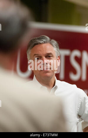 Presidential hoffnungsvollen Jon Huntsman spricht mit potentiellen Unterstützern bei einem Rathaus Stil treffen am 02.01.2012 in Dover, NH Stockfoto