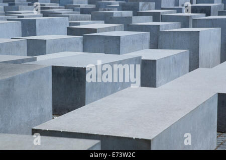 Deutschland, Berlin, Mitte, Holocaust-Mahnmal, das von uns geplante Architekten Peter Eisenmann mit einem Feld von grauen Platten. Stockfoto