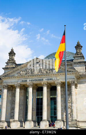 Deutschland, Berlin, Mitte, das Reichstagsgebäude im Tiergarten mit dem Inscrption Dem Deucschen Volke, For the German People. Stockfoto