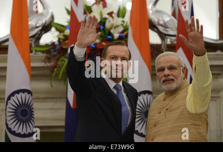 Neu-Delhi, Indien. 5. Sep, 2014. Indian Prime Minister Narendra Modi (R) und seinem Besuch australischen Pendant Tony Abbott Geste nach einer Besprechung und Unterzeichnung der Abkommen in Neu-Delhi, Indien, 5. September 2014. Indien und Australien am Freitag eingefärbt das Wahrzeichen zivilen Nuklearabkommen, mit denen Australien Uran exportieren nach Indien, sagte ein Beamter Aussage. © Partha Sarkar/Xinhua/Alamy Live-Nachrichten Stockfoto