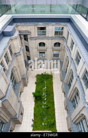 Deutschland, Berlin, Mitte, Tiergarten, Menschen sitzen in einem kleinen Garten in den Reichstag Gebäude des Bundestages. Stockfoto