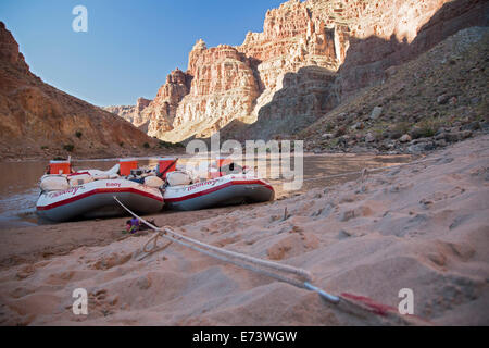 Canyonlands National Park, Utah - Flöße verankert auf einem Campingplatz bei einem Ausflug auf dem Colorado River durch Cataract Canyon Stockfoto